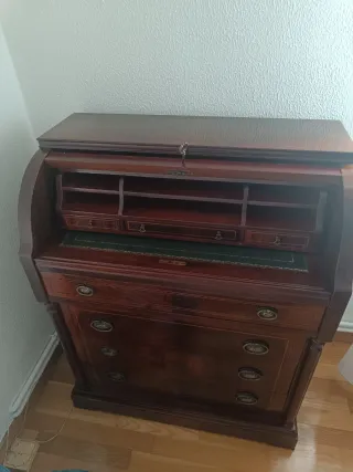 Escritorio antiguo con tapa de cuero