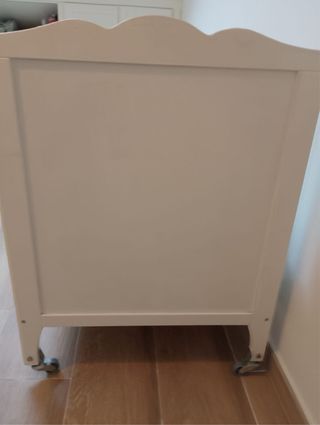 Cuna blanca con ruedas