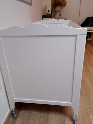 Cuna blanca con ruedas