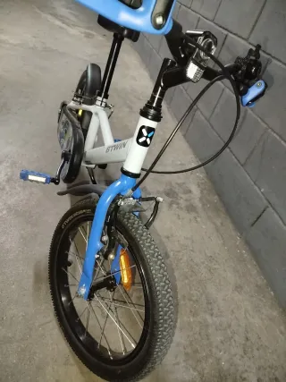 Bicicleta infantil B'TWIN blanca y azul. Poco uso.