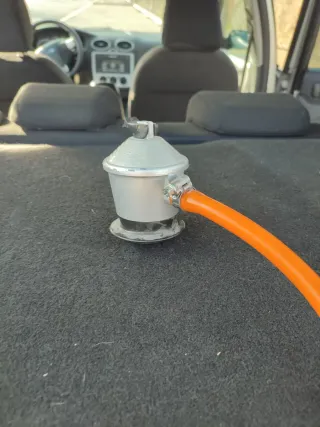 Regulador de gas con manguera naranja