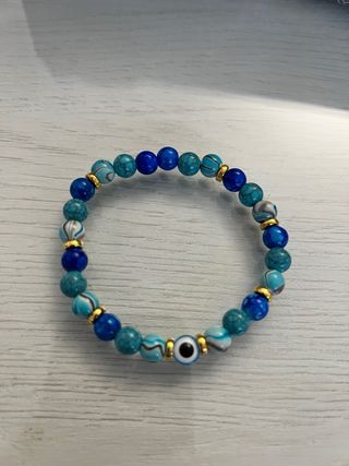 Pulsera artesanal con ojo turco y detalles dorados