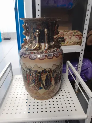 Jarrón de cerámica dorado y multicolor