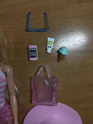 Barbie con accesorios de playa con caja (abierta)