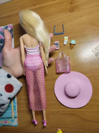 Barbie con accesorios de playa con caja (abierta)