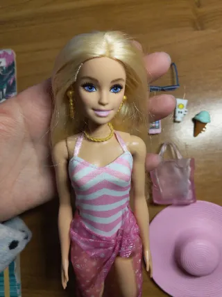 Barbie con accesorios de playa con caja (abierta)