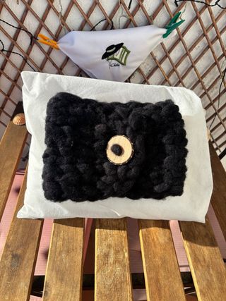 Bufanda tejida negra con botón de madera