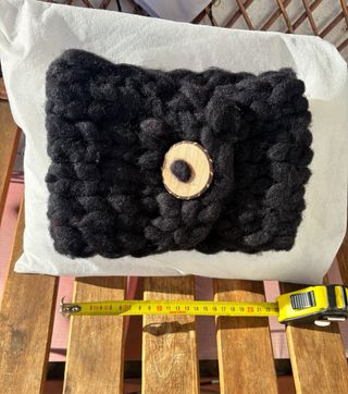 Bufanda tejida negra con botón de madera