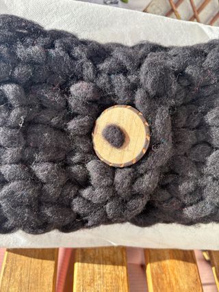 Bufanda tejida negra con botón de madera