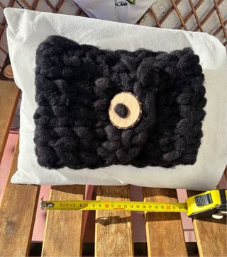 Bufanda tejida negra con botón de madera