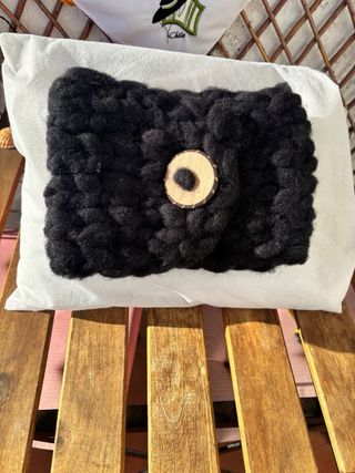 Bufanda tejida negra con botón de madera