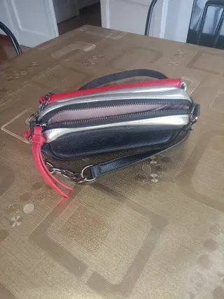 Bolso rojo y plateado