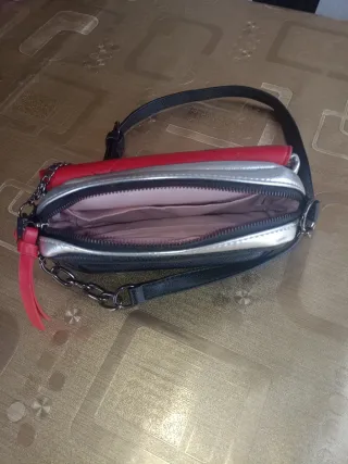 Bolso rojo y plateado