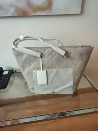 Bolso Tommy Hilfiger Beige y Dorado original