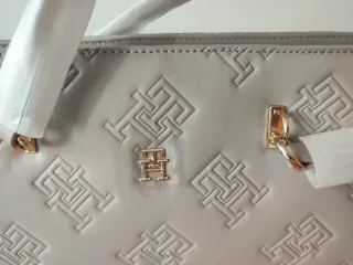 Bolso Tommy Hilfiger Beige y Dorado original