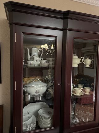 Mueble vitrina madera y cristal