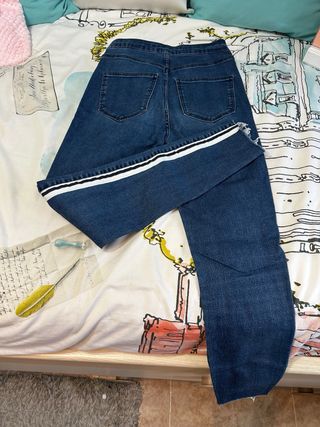 Pantalones vaqueros con raya lateral