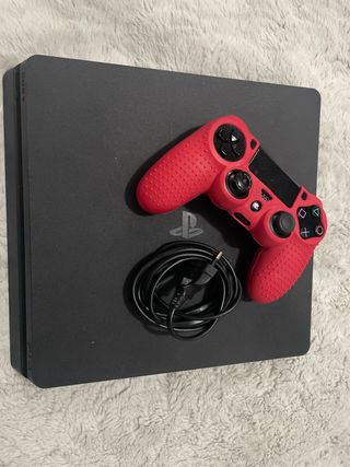 PS4 (PlayStation 4) con mando rosso