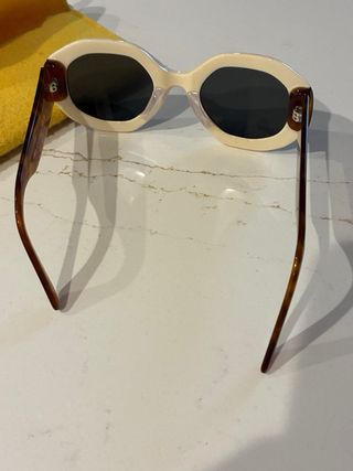 Gafas de sol blancas y marrones
