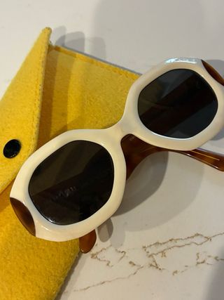 Gafas de sol blancas y marrones