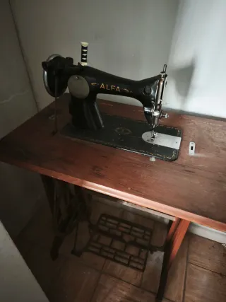 Máquina de coser Alfa antigua