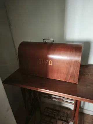 Máquina de coser Alfa antigua