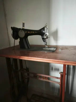 Máquina de coser Alfa antigua