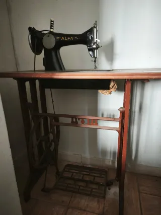 Máquina de coser Alfa antigua