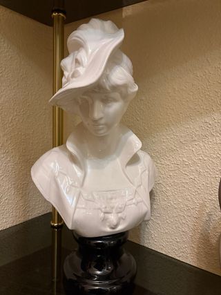 Figura cerámica mujer con sombrero