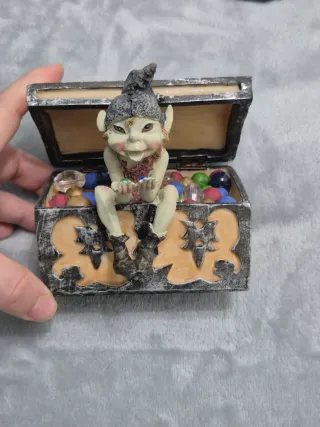 Bellissimo pixie con scrigno pietre