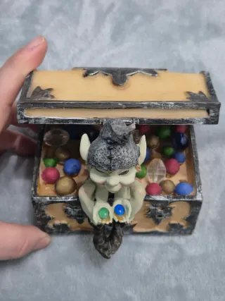 Bellissimo pixie con scrigno pietre