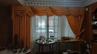 Elegantes cortinas de salón doradas