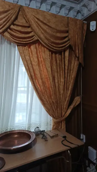 Elegantes cortinas de salón doradas