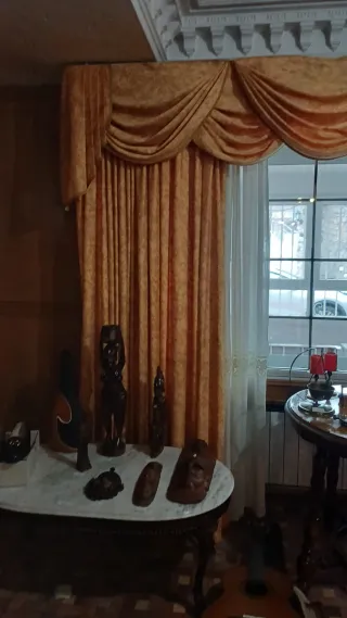 Elegantes cortinas de salón doradas