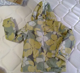 Chaquetón Roxy floral verde y amarilla