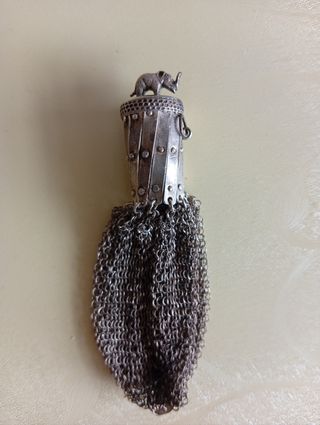 Bolsa porta-moedas antiga em prata com elefante.