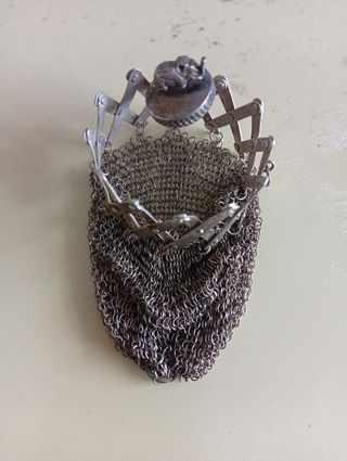 Bolsa porta-moedas antiga em prata com elefante.