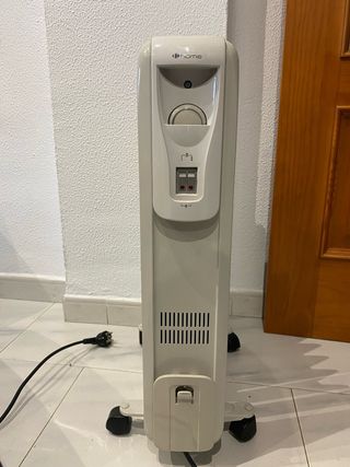 Estufa eléctrica beige con ruedas