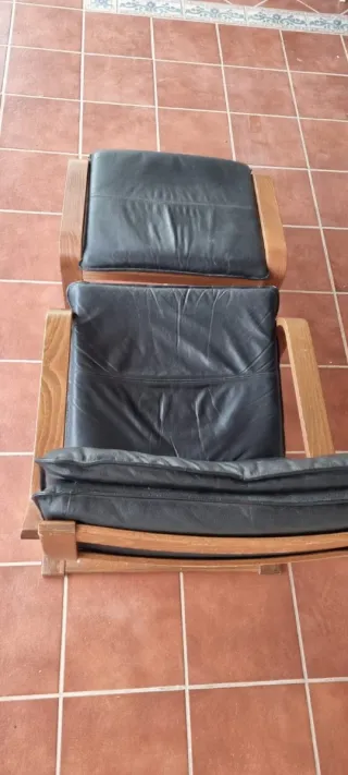 Sillón de piel negro Ikea con reposapiés