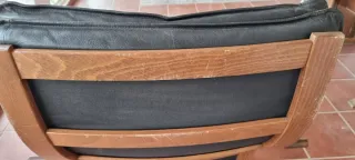 Sillón de piel negro Ikea con reposapiés