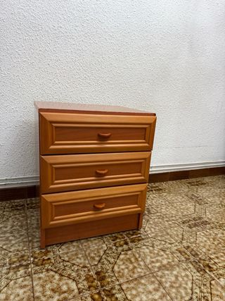 Armario ropero de madera y mesilla de regalo