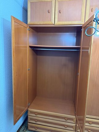 Armario ropero de madera y mesilla de regalo