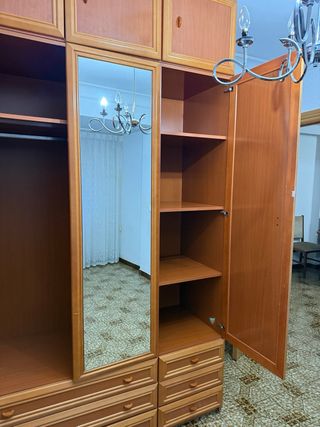 Armario ropero de madera y mesilla de regalo