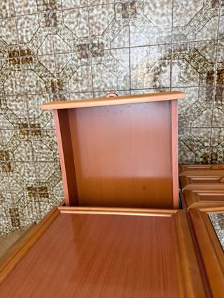 Armario ropero de madera y mesilla de regalo