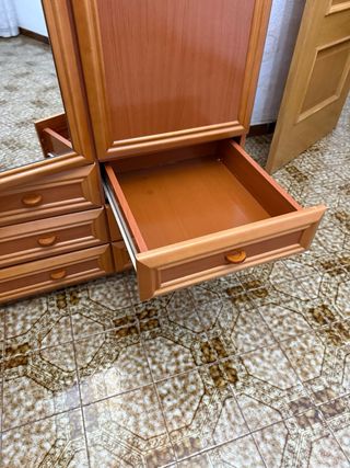 Armario ropero de madera y mesilla de regalo