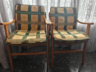 Juego de 2 sillas de madera y tela