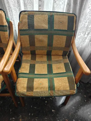 Juego de 2 sillas de madera y tela