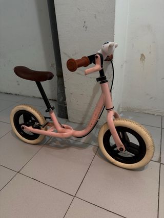 Bicicleta de equilibrio rosa
