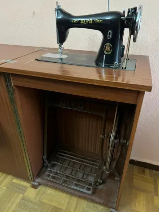 Máquina de coser Alfa antigua