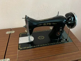 Máquina de coser Alfa antigua